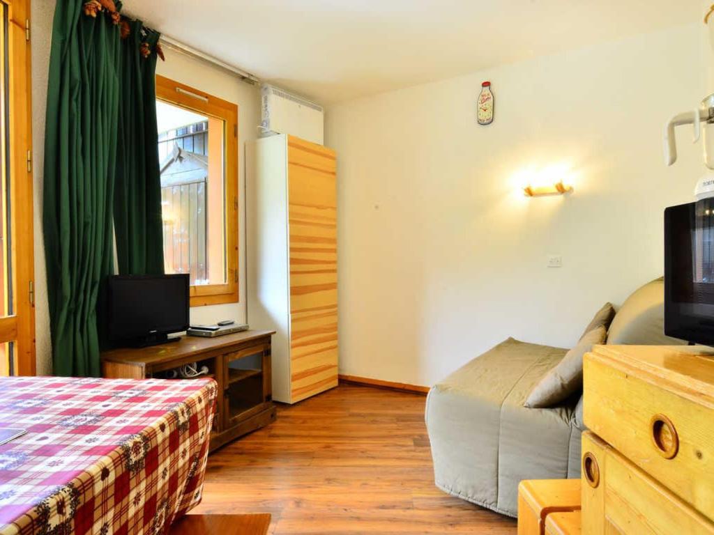 une chambre d'hôtel avec un lit et une télévision dans l'établissement Studio cosy à Montchavin Les Coches, pied des pistes, balcon, parking gratuit - FR-1-329-2, à Bellentre