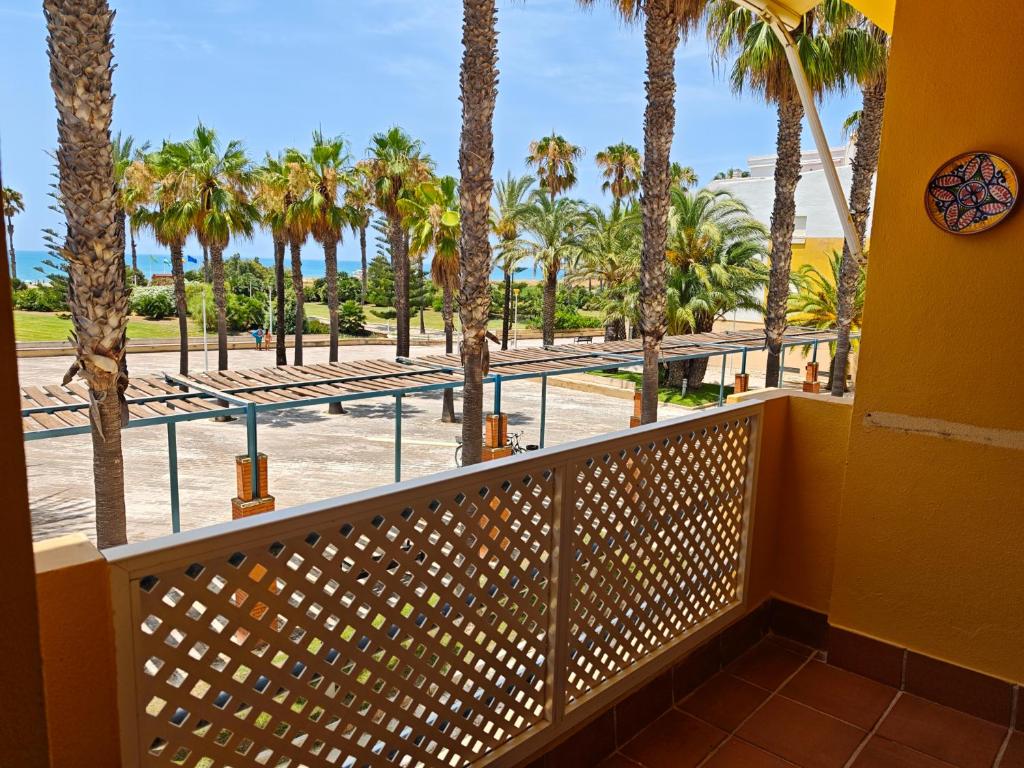 balcón con palmeras y vistas a la playa en Primera Linea Costa Ballena con Vista al Mar, en Costa Ballena