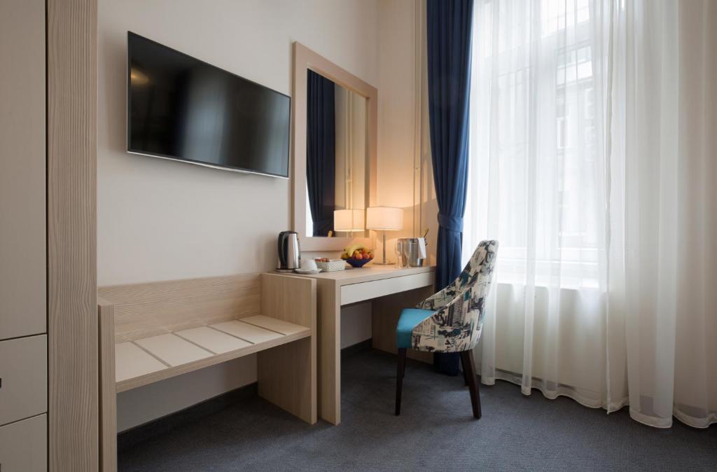 a room with a desk and a mirror and a chair at Five Points Square - City Center in Belgrade