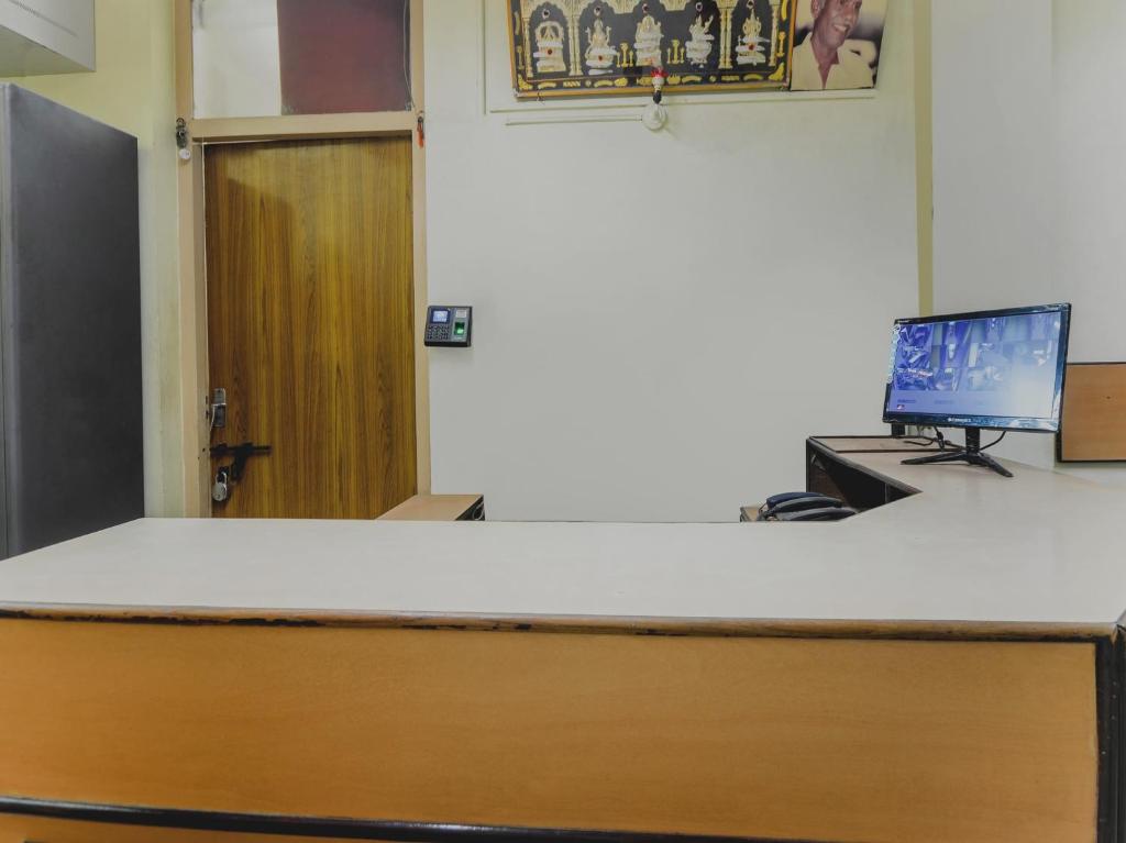 TV a/nebo společenská místnost v ubytování Hotel O Aruljothi Gandhipuram Bus Terminus