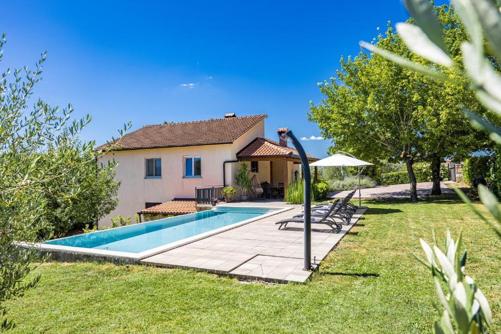 Bazén v ubytování Holiday Home with pool and garden nebo v jeho okolí