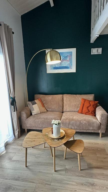 un salon avec un canapé et une table basse dans l'établissement T1 bis Duplex 500m de la plage, à La Rochelle