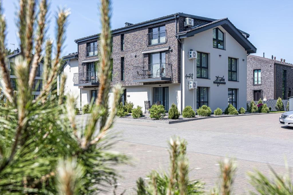 パランガにあるEGITOS apartamentaiの駐車場に車が停まっている建物