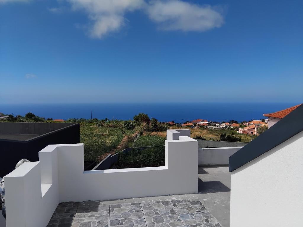 Casa blanca con vistas al océano en MM House, en Bicas