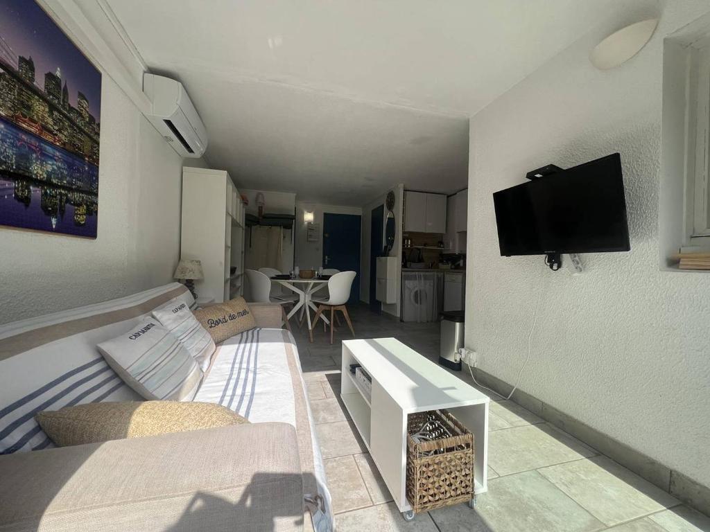 STUDIO CABINE AVEC JARDINET ET PARKING PRIVATIF