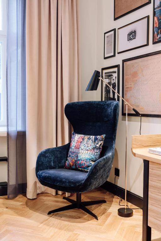 a blue chair with a pillow in a room at Amerikalinjen in Oslo