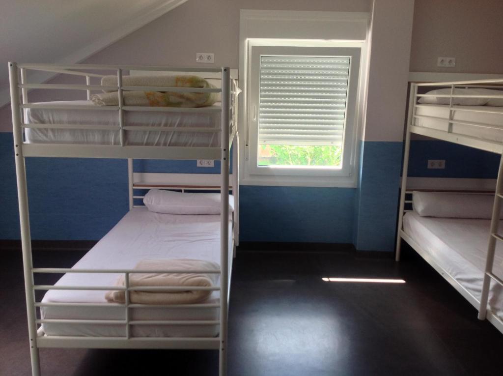Postel nebo postele na pokoji v ubytování Albergue As Eiras