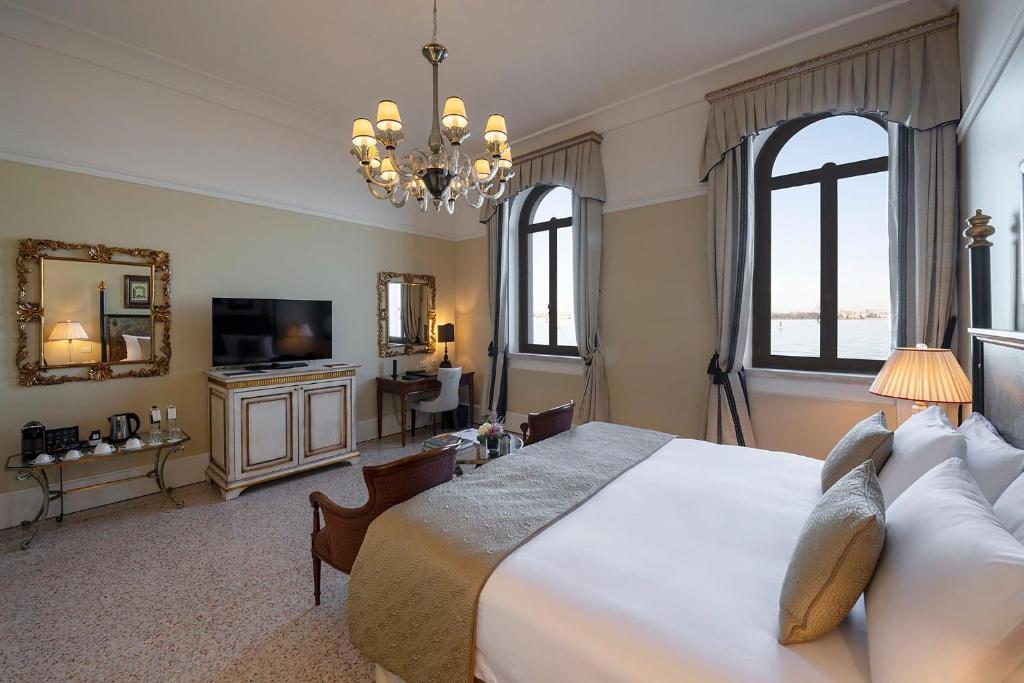 TV a/nebo společenská místnost v ubytování San Clemente Palace, Venice - Managed by Mandarin Oriental