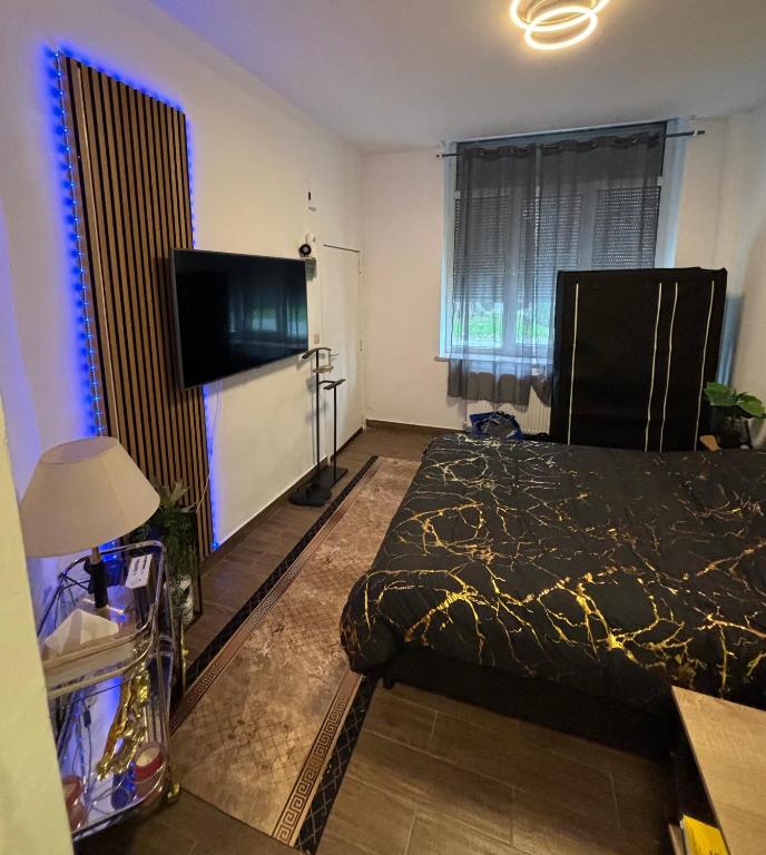 a bedroom with a bed and a flat screen tv at Studio équipé in Brussels