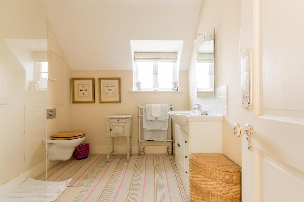 Elegant Cotswold Retreat photo photo 3