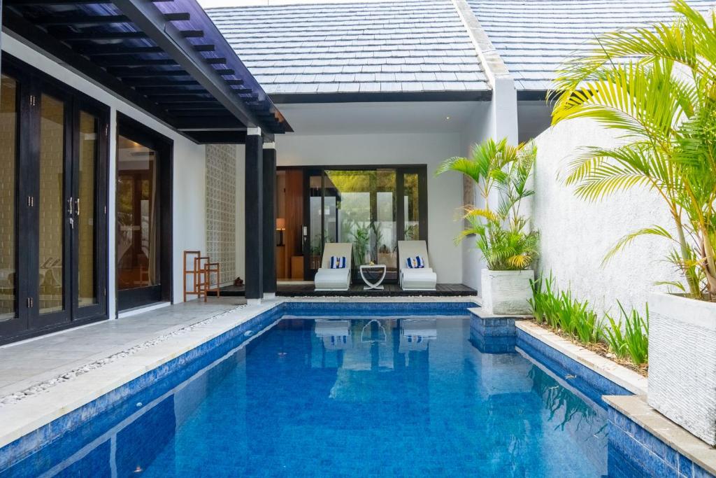una foto di una piscina in una villa di Jineng Febe G Villa a Seminyak