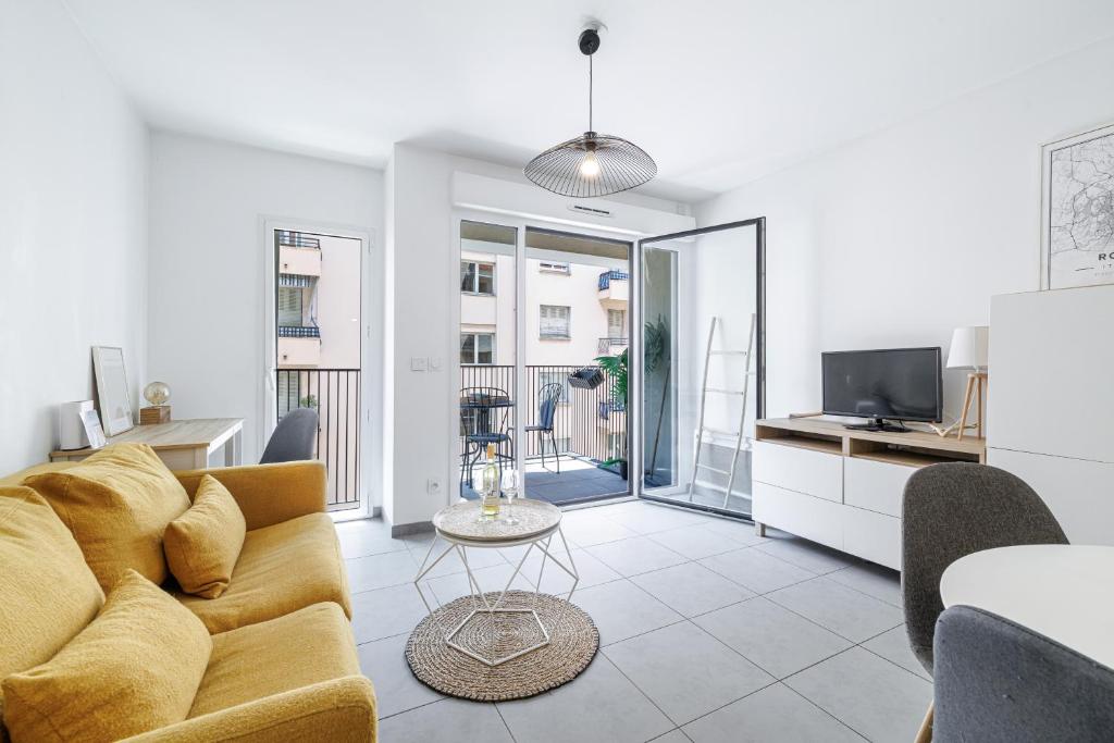 un salon avec un canapé et une table dans l'établissement Charmant 2 pièces lumineux Quartier du Port, à Nice