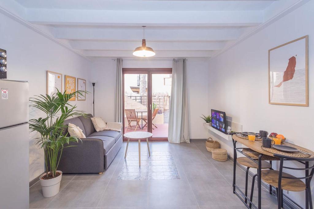 a living room with a couch and a table at Lightbooking Paraiso Fuerteventura con piscina in Parque Holandes
