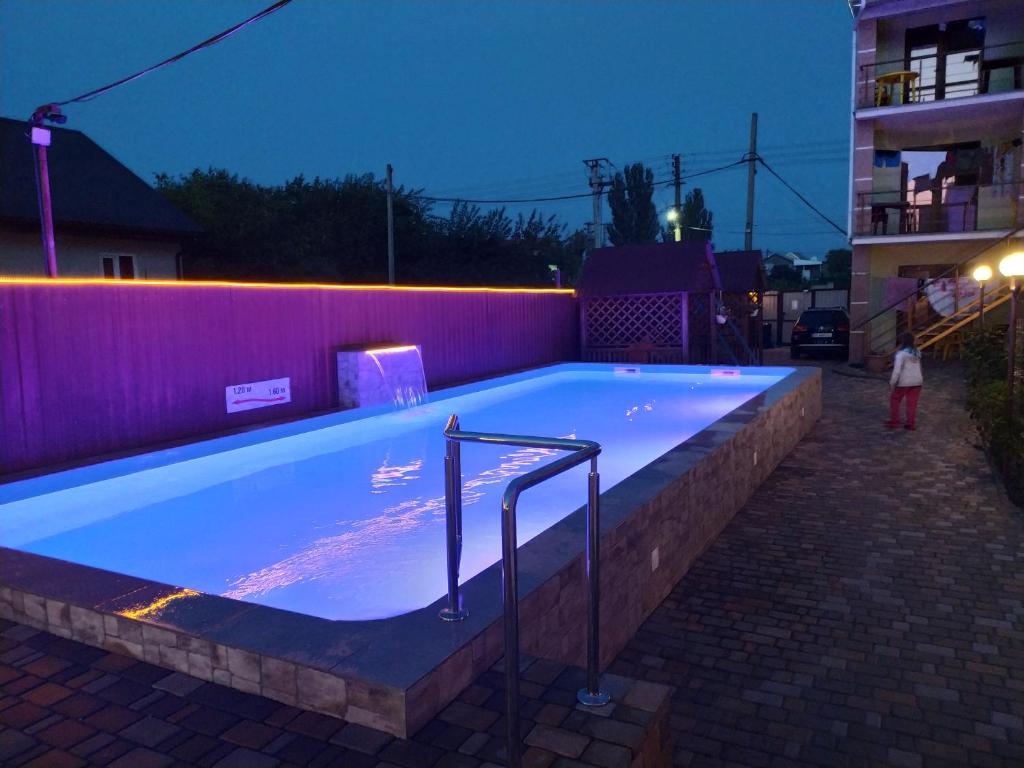 una gran piscina en un edificio por la noche en Solnechnaia Dacha, en Zatoka