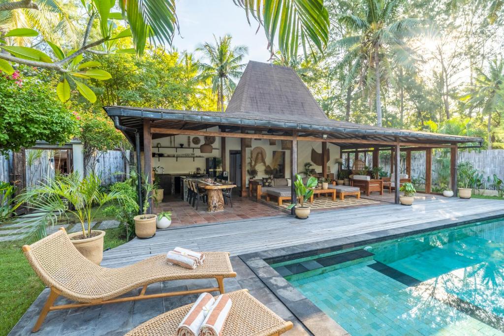 una villa con piscina e una casa di Green Diamond Tropical Private Villa a Gili Trawangan