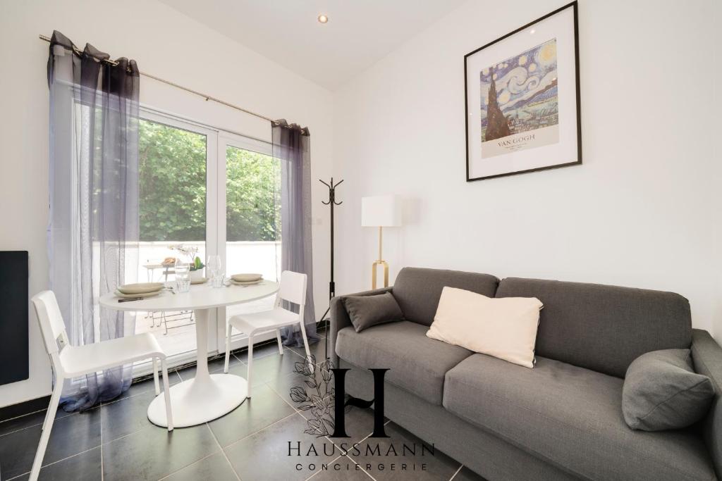 un salon avec un canapé et une table dans l'établissement Studio Calme avec terrasse, à Nancy