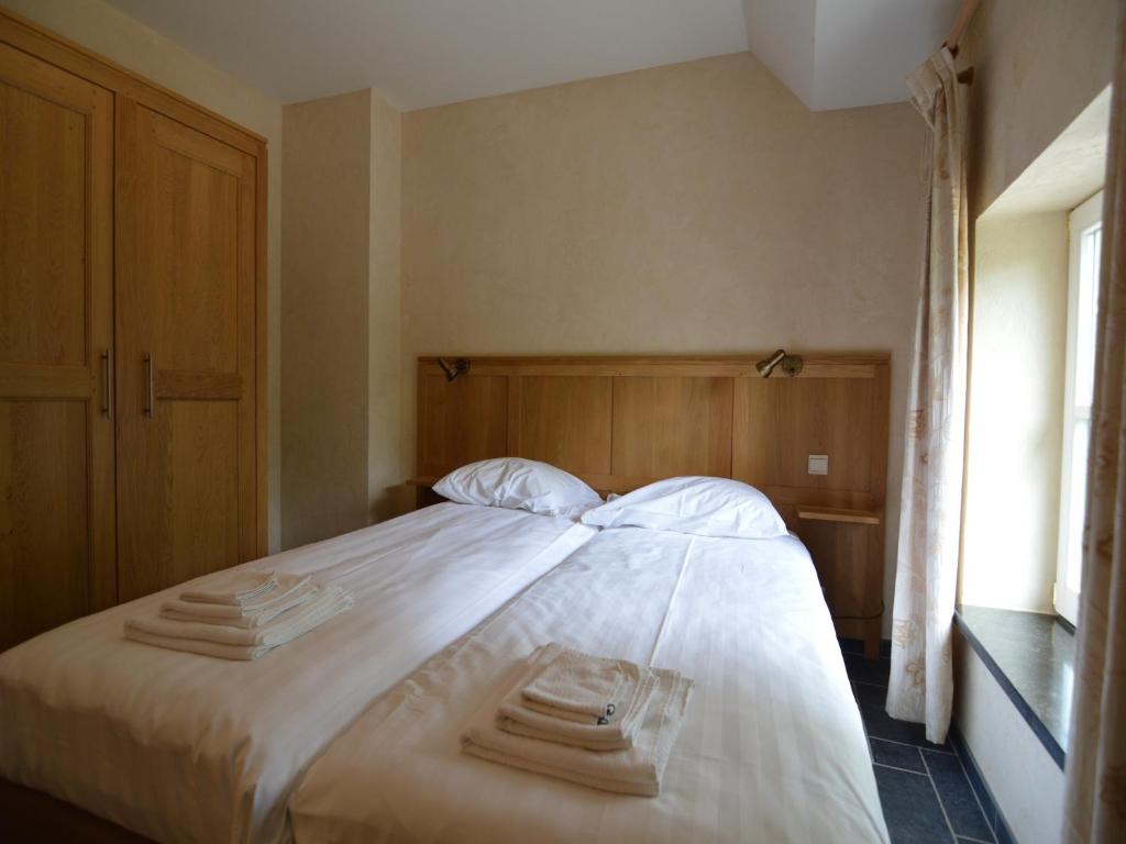 Postel nebo postele na pokoji v ubytování Castle Apartment in Aywaille near River Amblève