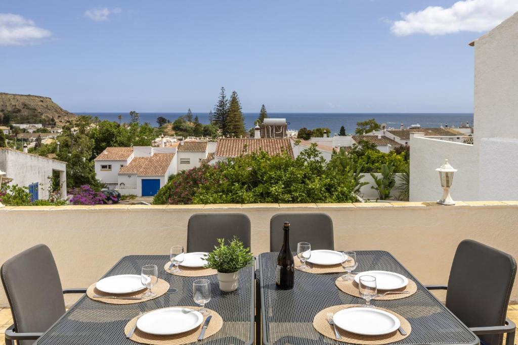 CoolHousesAlgarve Luz, 3 bed linked house, pool, superb panoramic sea view, Casa das Buganvílias