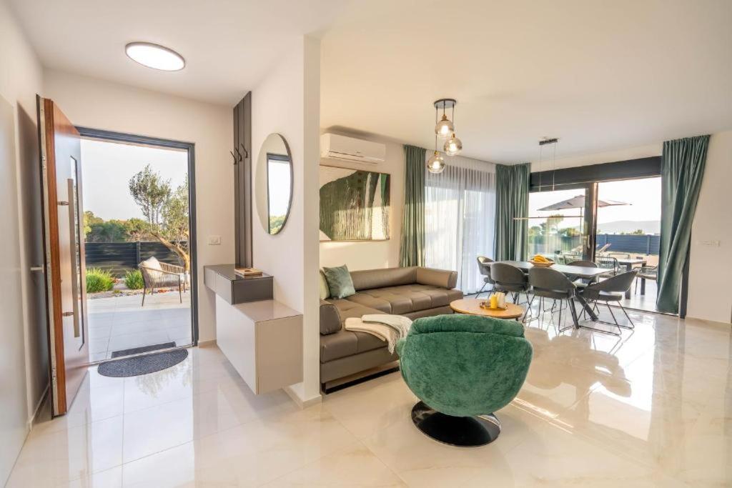 Χώρος καθιστικού στο Moderne Villa in Brodarica mit Meerblick & Pool - bei Šibenik