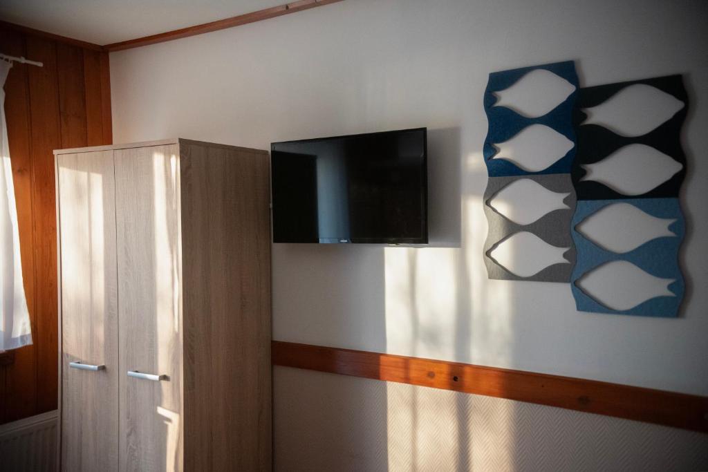 Televízia a/alebo spoločenská miestnosť v ubytovaní Vadkacsa Panzio