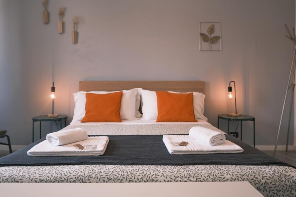Un dormitorio con una cama grande con dos toallas encima. en MILANO 71 HOME, en Milán