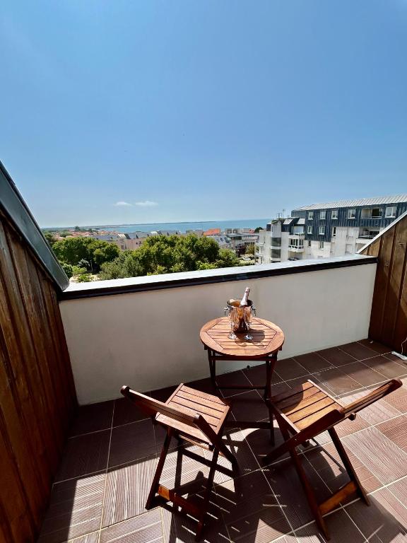 une table et des chaises sur un balcon avec vue dans l'établissement Studio avec terrasse - Vue océan, à La Rochelle