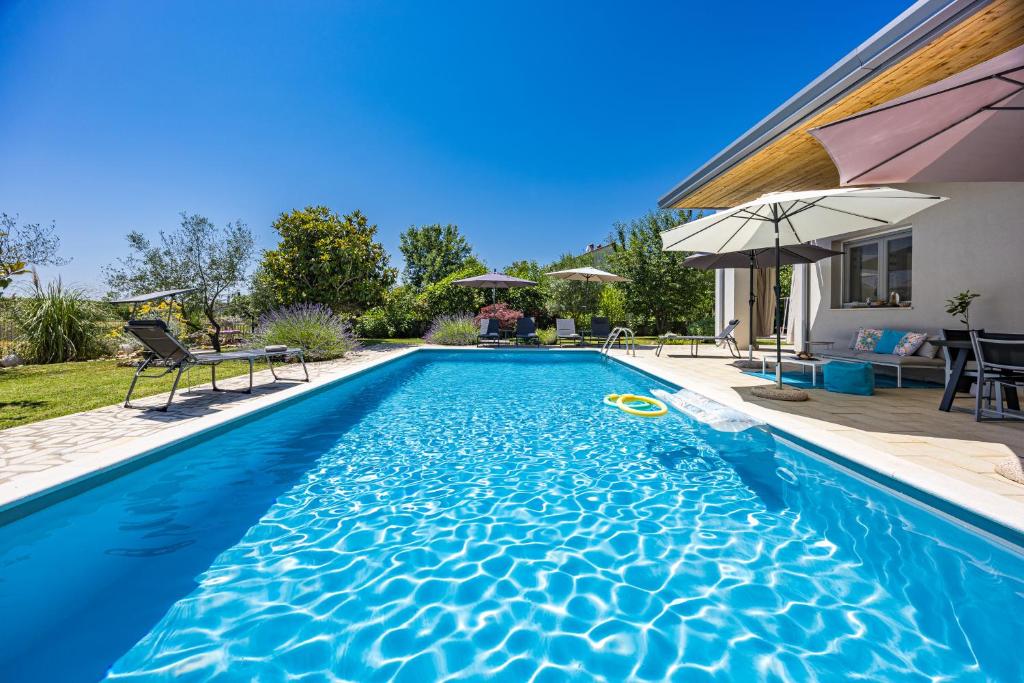 Πισίνα στο ή κοντά στο Holiday house with pool near Rovinj
