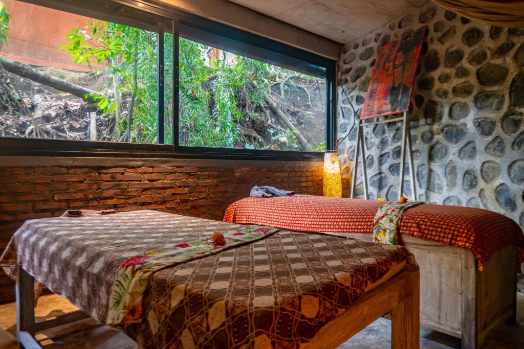 Postel nebo postele na pokoji v ubytování Gunung An Retreat