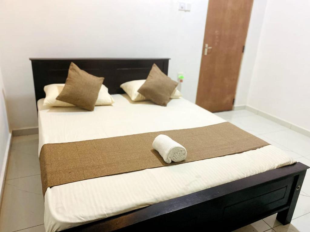 Postel nebo postele na pokoji v ubytování GB Royal Stay Anuradhapura