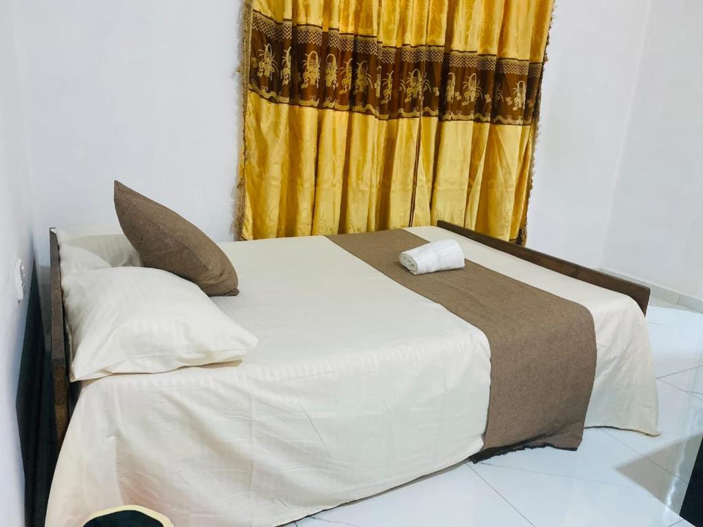 Postel nebo postele na pokoji v ubytování GB Royal Stay Anuradhapura