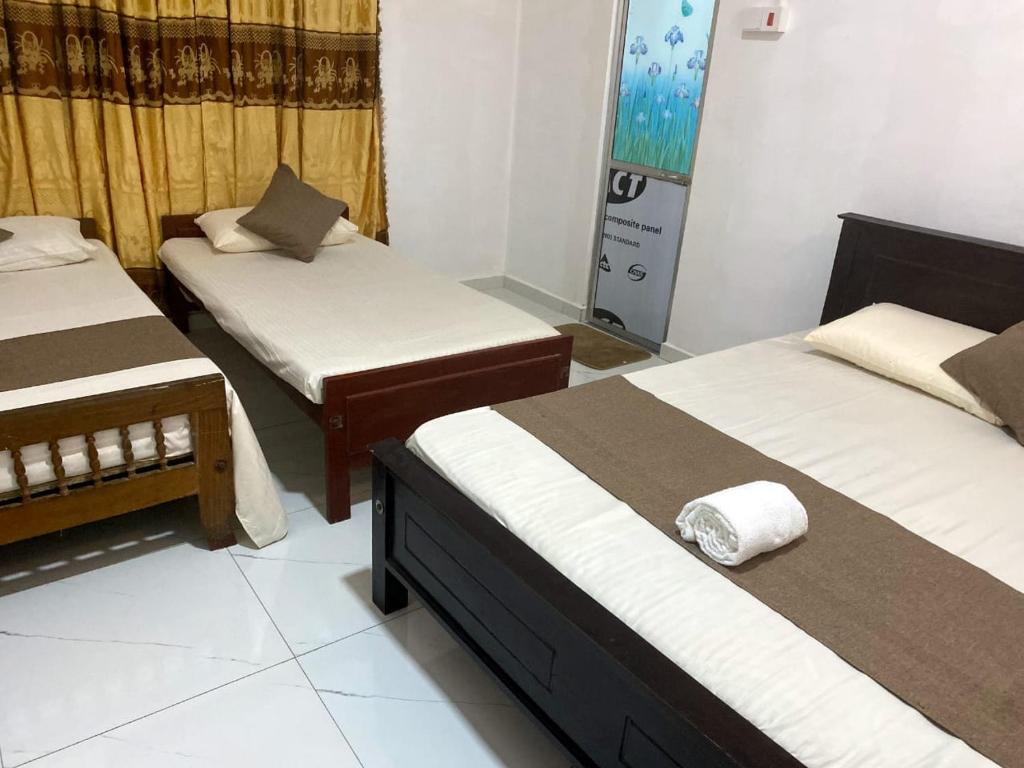 Postel nebo postele na pokoji v ubytování GB Royal Stay Anuradhapura