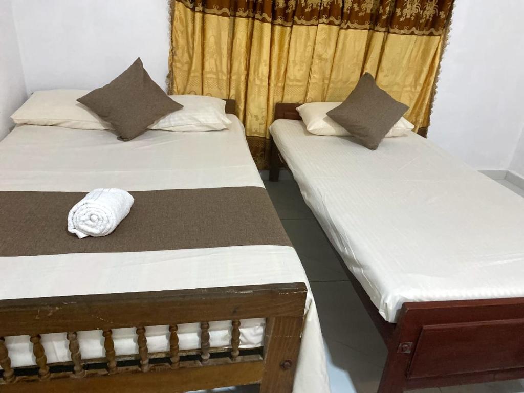 Postel nebo postele na pokoji v ubytování GB Royal Stay Anuradhapura