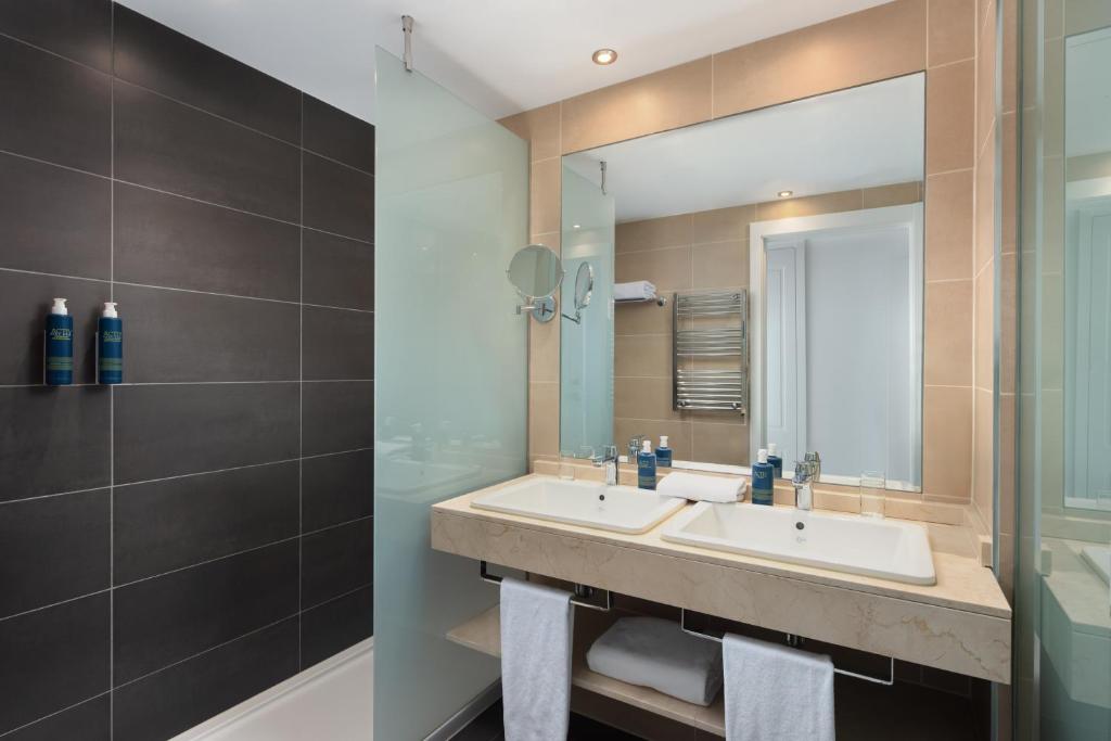 
Classic Twin Room with Sofa Bed, Balcony and Sea View
