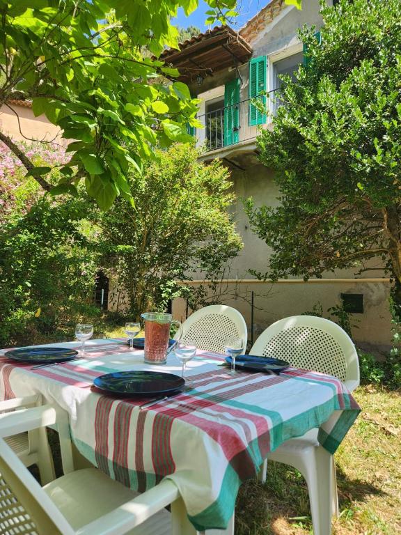 une table avec des chaises et un chiffon de table. dans l'établissement Maison au bord de la rivière, à Peyremale