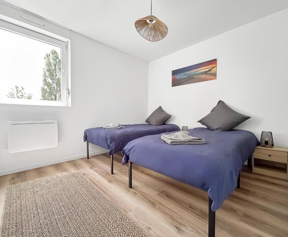 deux lits dans une chambre blanche avec une fenêtre dans l'établissement CarlAppartement Elegance et Confort avec Wi-Fi & Parking II, à Carling