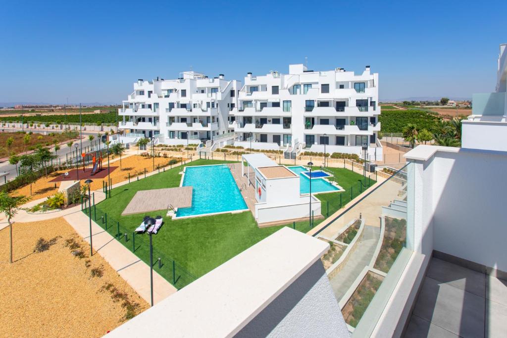 Una vista aérea de un edificio con piscina. en Apartamento Santa Rosalía Lake & Life Resort Levansur, en Torre-Pacheco