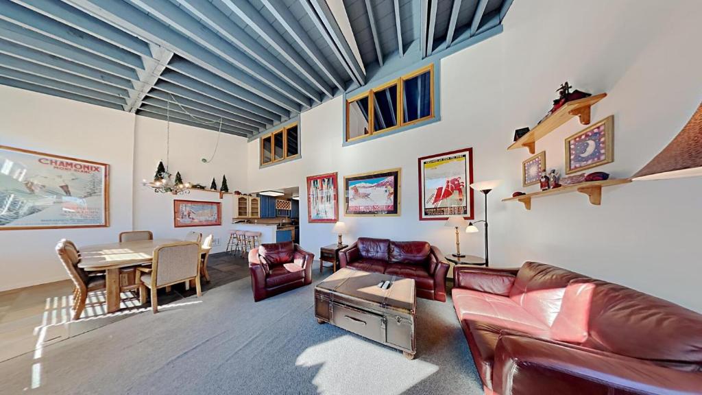a living room with leather furniture and a table at Large Spacious Upgraded 4 Bedroom Condo in Mammoth Lakes