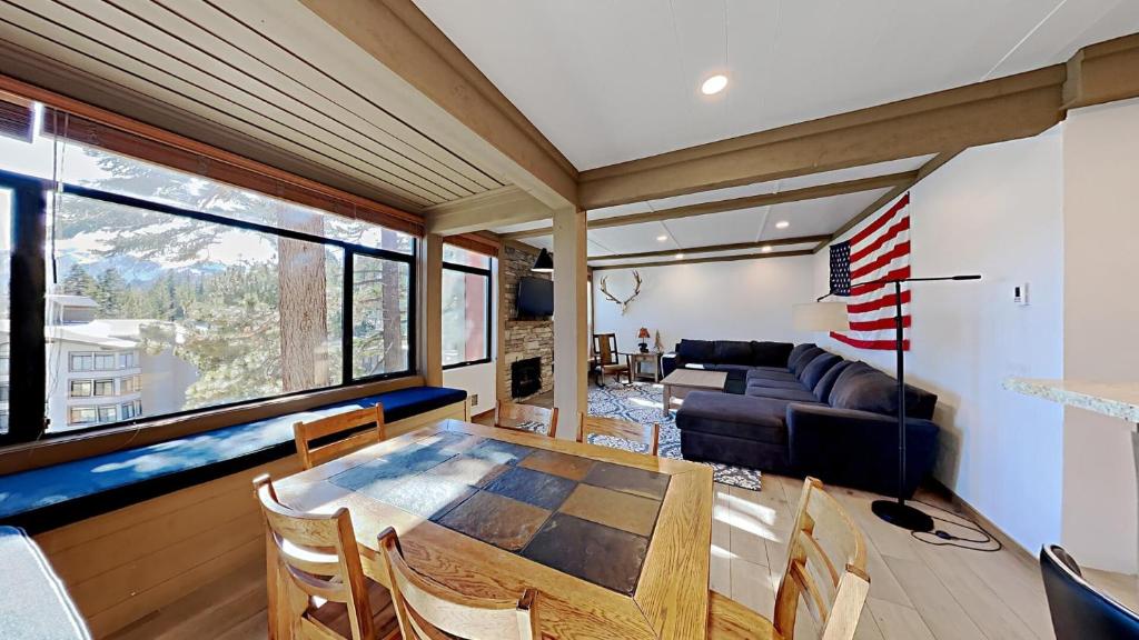 马姆莫斯湖Remodeled 2 Bedroom Condo with Amazing Views!的客厅里有一张桌子和一张沙发