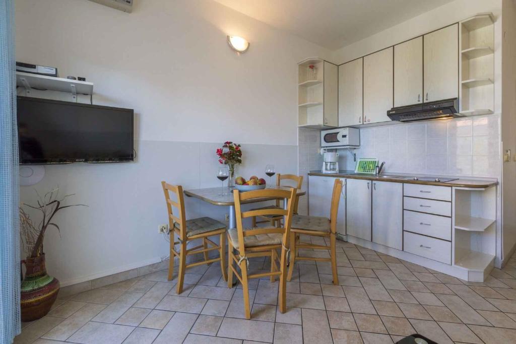 Kuchyň nebo kuchyňský kout v ubytování One-Bedroom Apartment in Crikvenica XVII