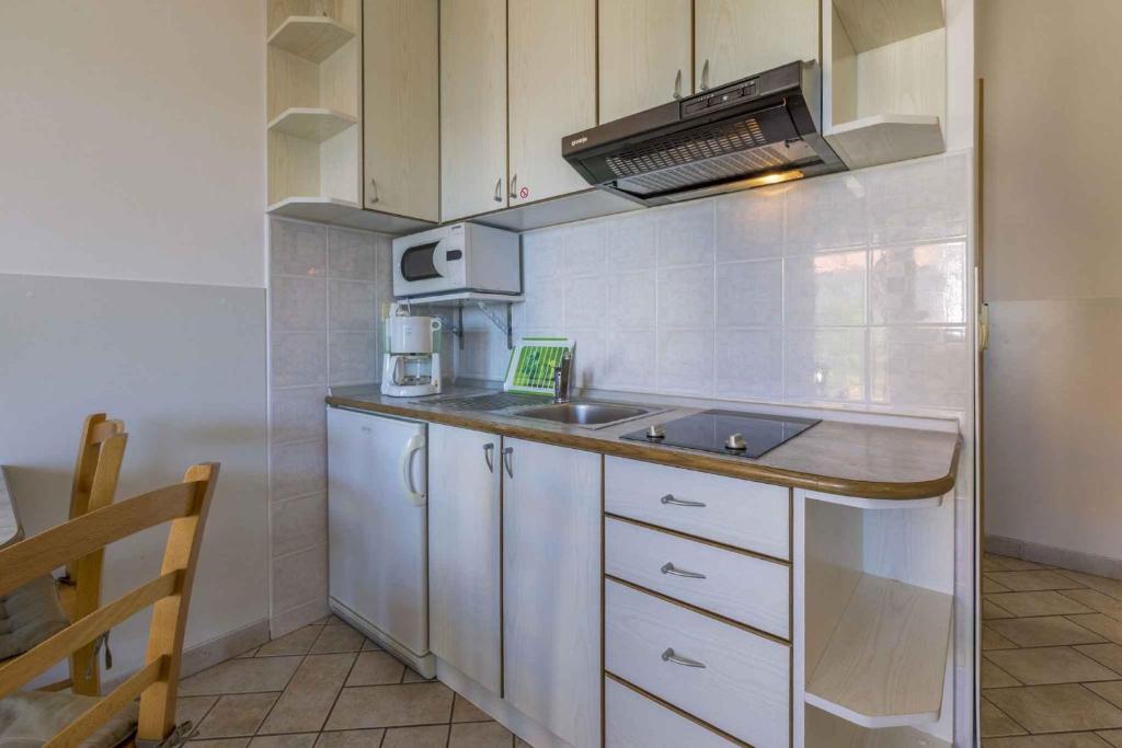 Kuchyň nebo kuchyňský kout v ubytování One-Bedroom Apartment in Crikvenica XVII
