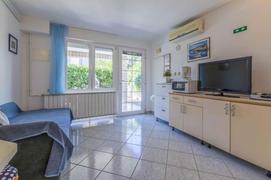 Kuchyň nebo kuchyňský kout v ubytování One-Bedroom Apartment in Crikvenica XVII