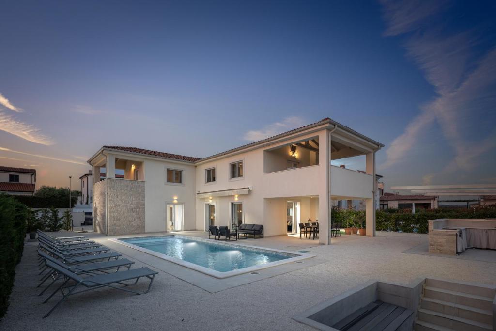 Villa Ivona di San Lorenzo Private Pool - Happy Rentals في Sveti Lovreč Pazenatički: فيلا مع مسبح ومنزل