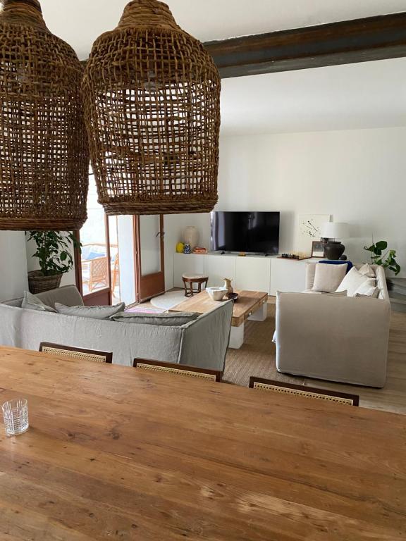 een woonkamer met twee banken en een tafel bij Grande maison familiale Leucate Village in Leucate