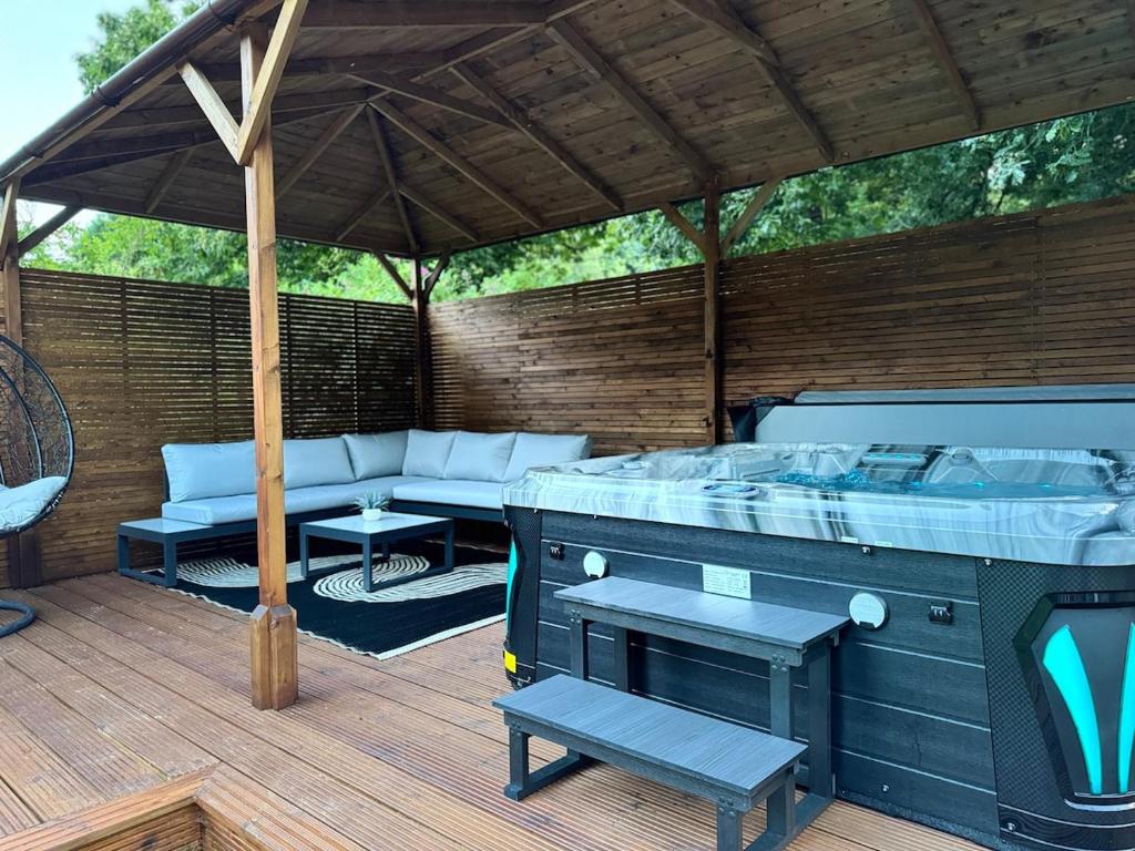 Posezení v ubytování Luxury 2 Bedroom Norfolk Retreat-Private Hot Tub