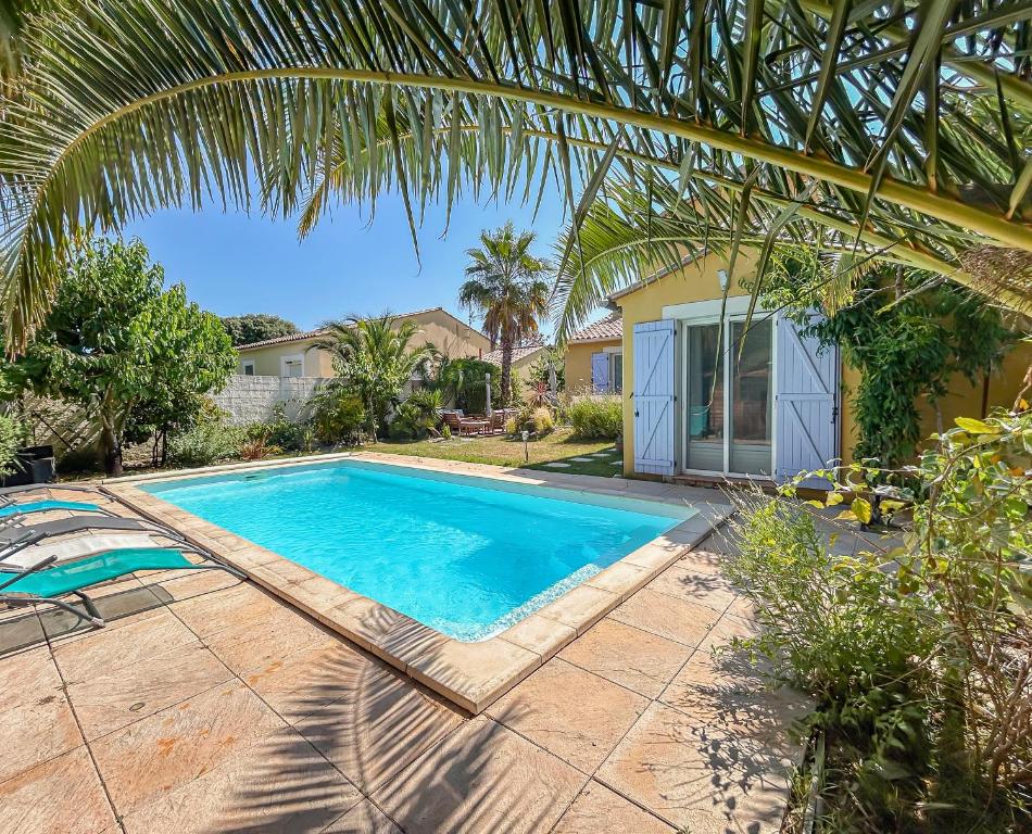 une piscine dans une cour avec une maison dans l'établissement Maison spacieuse, piscine parking privé & jardin, à Castries