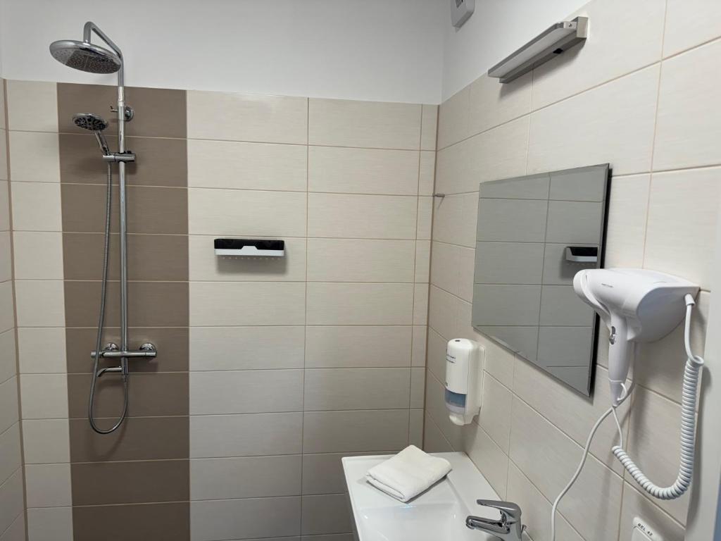 City Inn Schwedt - Chambre Simple - Accès Personnes Handicapées