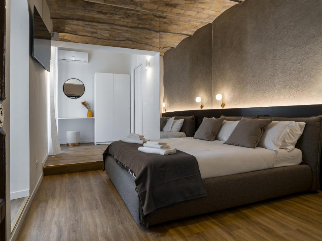 een slaapkamer met een groot bed in een kamer bij Ave Luxury Suite - By OpenRoma in Rome