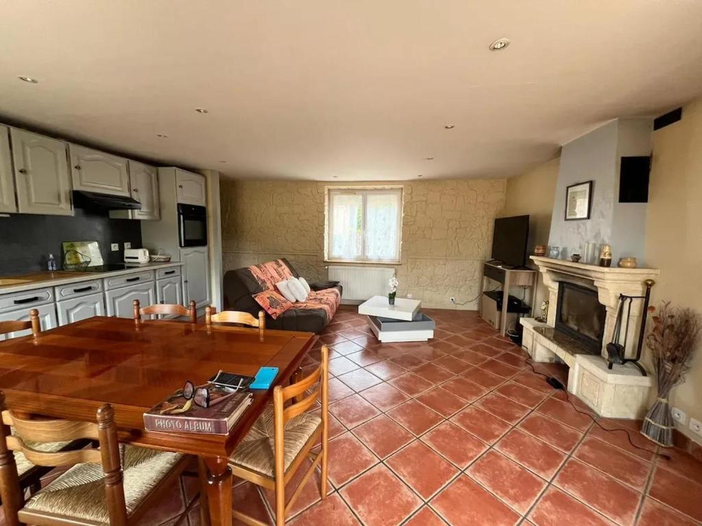 Η κουζίνα ή μικρή κουζίνα στο Maison charme à Mauléon avec jardin privé