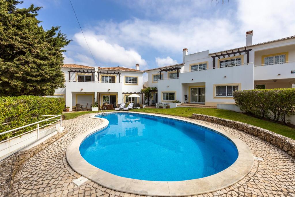 Piscina de la sau aproape de CoolHouses Luz, 3 Bed linked house, shared pool, a stone's throw of the sea, Casa Sirrah