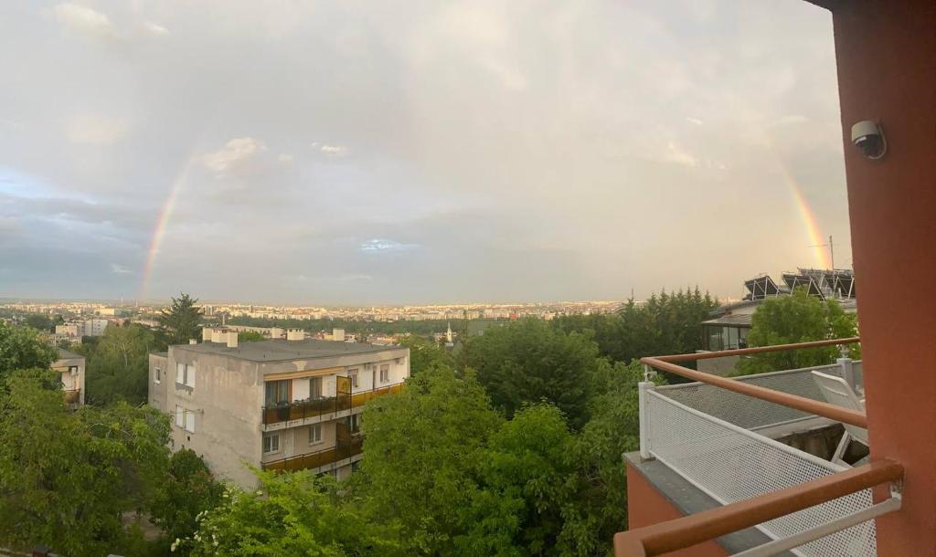 ブダペストにあるRoseHill Garden Family Villa with a Great Budapest Viewの建物のある都市上空の虹